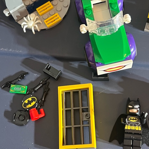 LEGO Batcave Set - Black, Yellow, Green 76272 - Picture 7 of 8